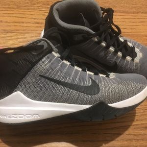 ✨Boys Nike Zoom size 5 Basketball Shoes✨